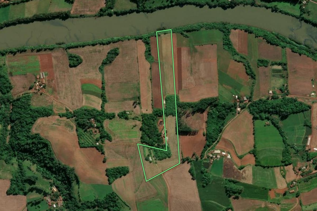 Imagem de satélite do imóvel rural em Águas de Chapecó (SC), com o contorno declarado no CAR desenhado por cima.