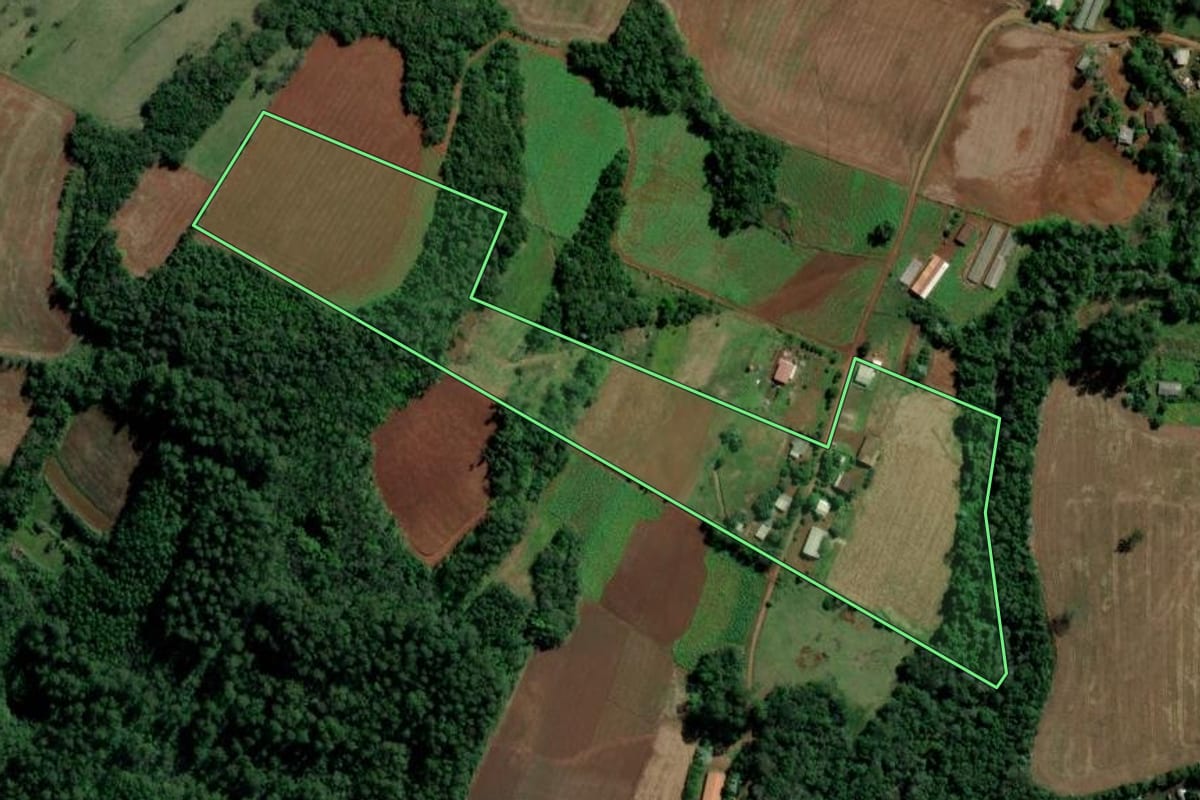Imagem de satélite do imóvel rural em Águas de Chapecó (SC), com o contorno declarado no CAR desenhado por cima.
