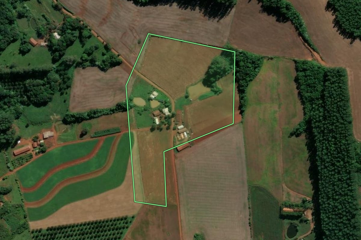 Imagem de satélite do imóvel rural em Águas de Chapecó (SC), com o contorno declarado no CAR desenhado por cima.