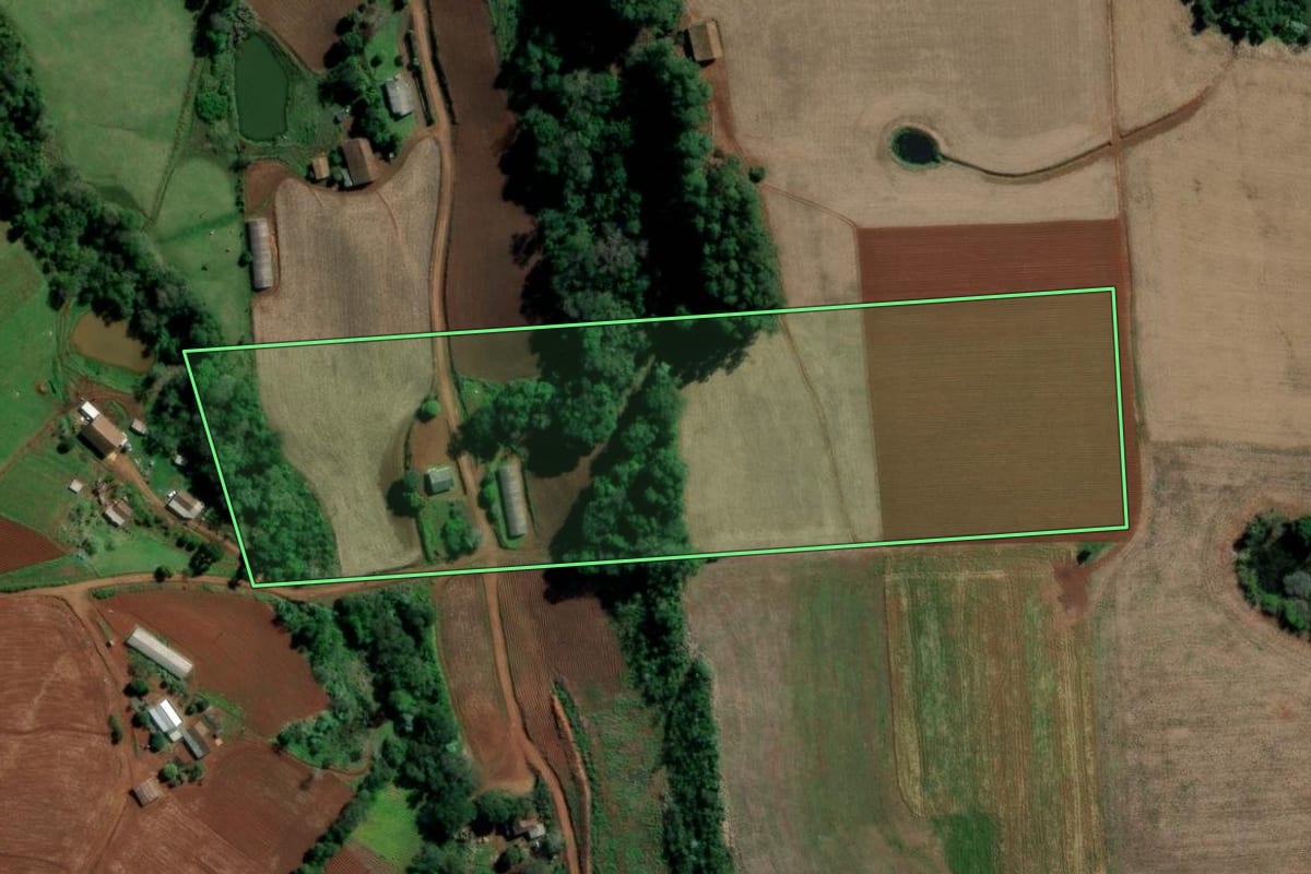 Imagem de satélite do imóvel rural em Águas de Chapecó (SC), com o contorno declarado no CAR desenhado por cima.