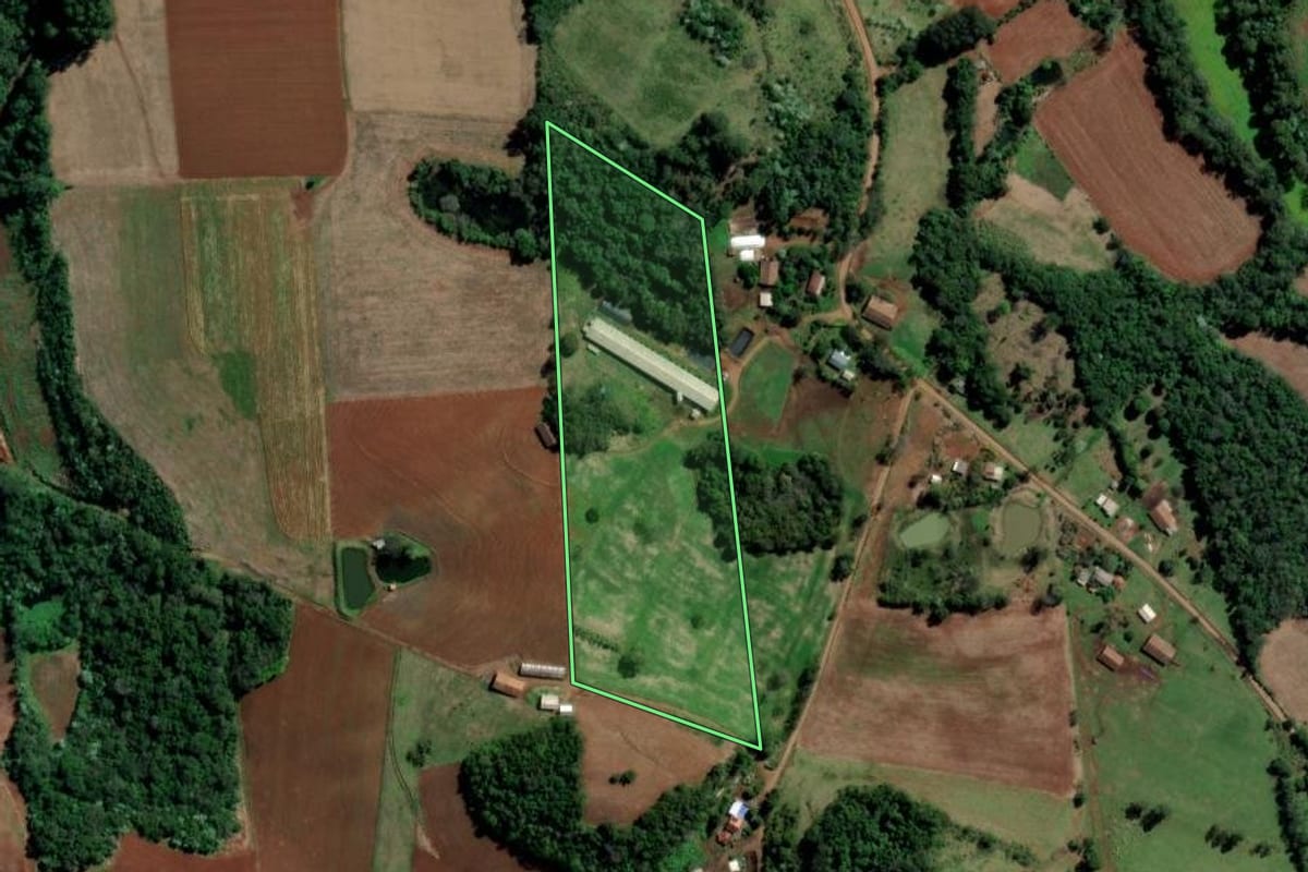 Imagem de satélite do imóvel rural em Águas de Chapecó (SC), com o contorno declarado no CAR desenhado por cima.
