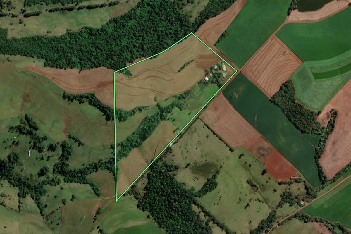 Imagem de satélite do imóvel rural em Águas de Chapecó (SC), com o contorno declarado no CAR desenhado por cima.