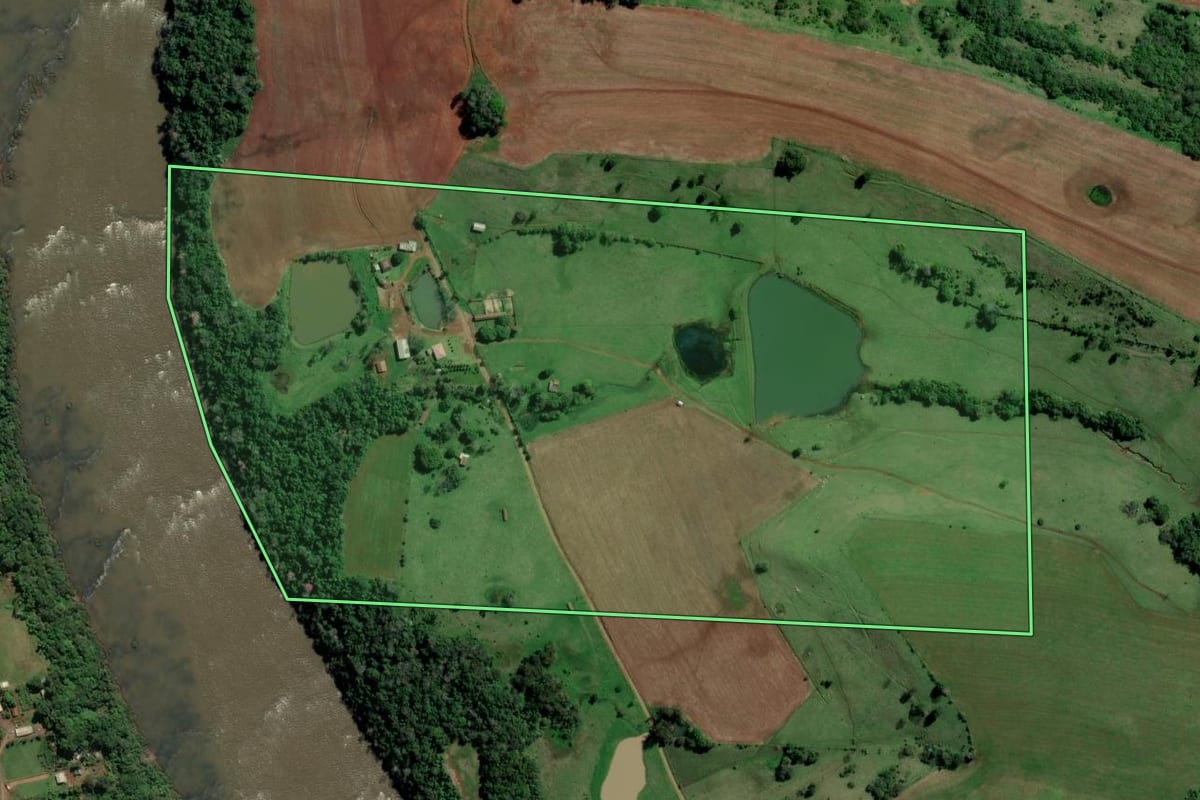 Imagem de satélite do imóvel rural em Águas de Chapecó (SC), com o contorno declarado no CAR desenhado por cima.