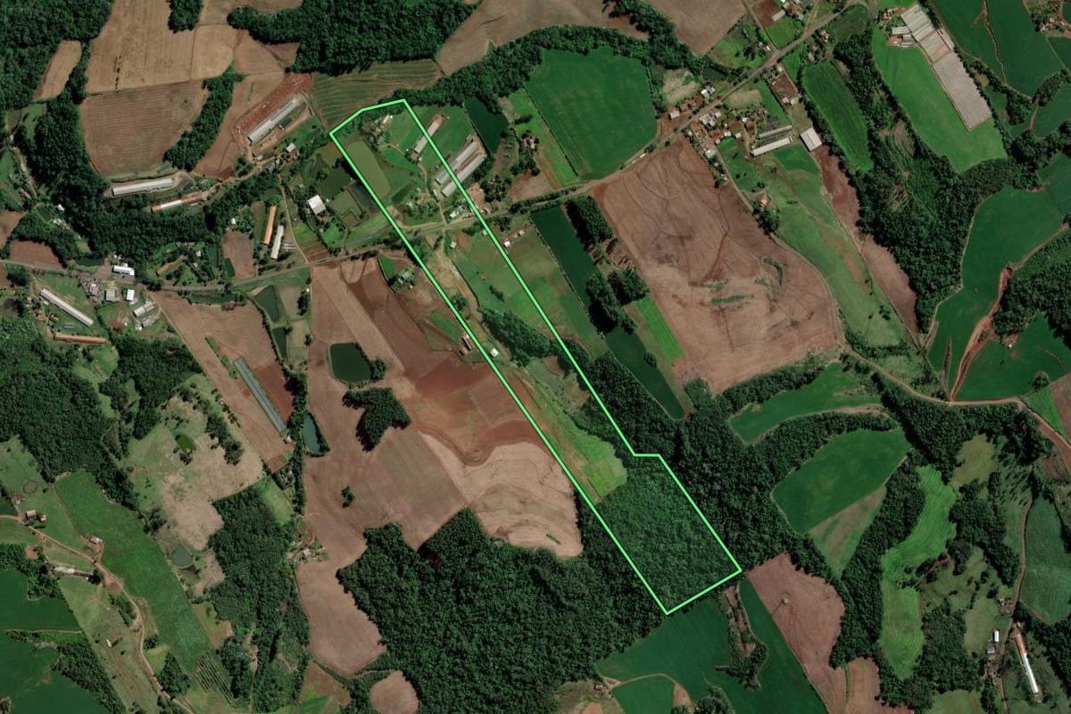 Imagem de satélite do imóvel rural em Águas de Chapecó (SC), com o contorno declarado no CAR desenhado por cima.