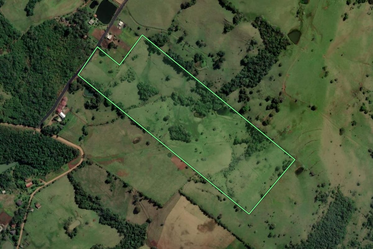 Imagem de satélite do imóvel rural em Águas de Chapecó (SC), com o contorno declarado no CAR desenhado por cima.