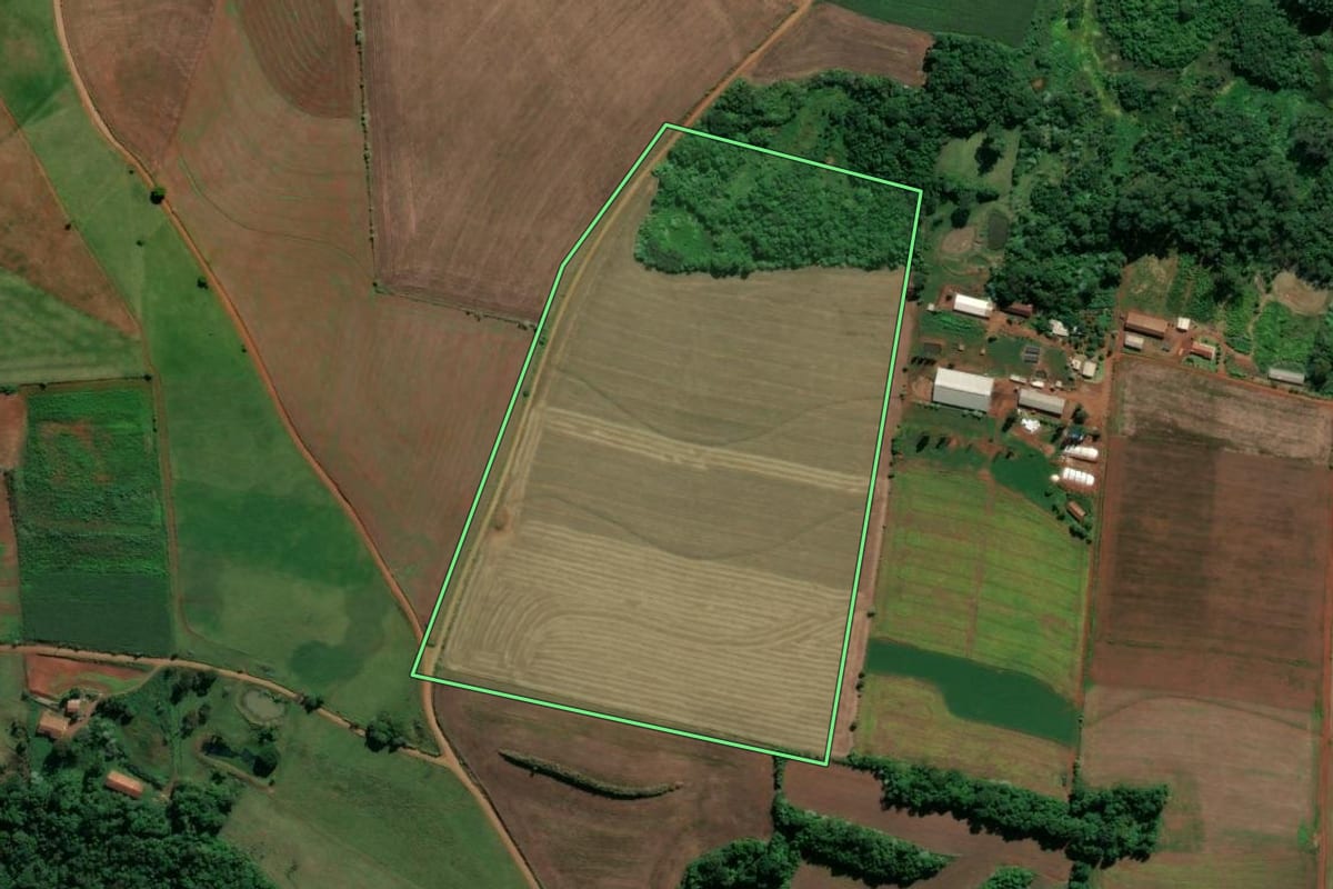 Imagem de satélite do imóvel rural em Águas de Chapecó (SC), com o contorno declarado no CAR desenhado por cima.
