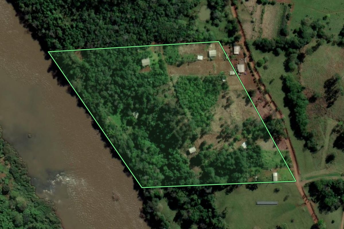 Imagem de satélite do imóvel rural em Águas de Chapecó (SC), com o contorno declarado no CAR desenhado por cima.