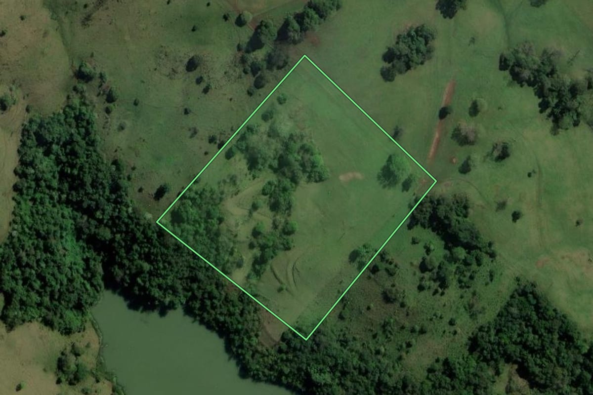 Imagem de satélite do imóvel rural em Águas de Chapecó (SC), com o contorno declarado no CAR desenhado por cima.