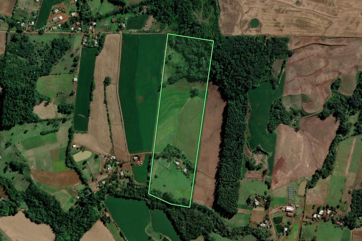 Imagem de satélite do imóvel rural em Águas de Chapecó (SC), com o contorno declarado no CAR desenhado por cima.