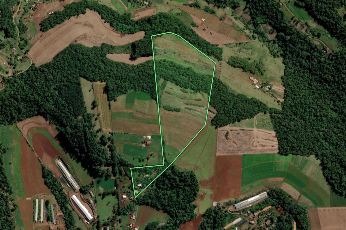 Imagem de satélite do imóvel rural em Águas de Chapecó (SC), com o contorno declarado no CAR desenhado por cima.