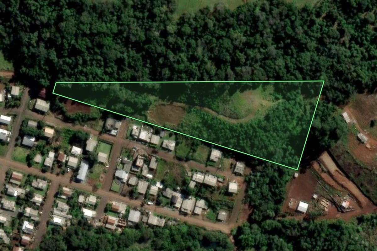 Imagem de satélite do imóvel rural em Águas de Chapecó (SC), com o contorno declarado no CAR desenhado por cima.
