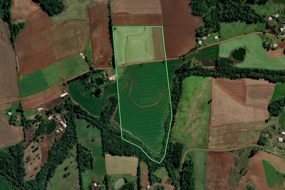 Imagem de satélite do imóvel rural em Águas de Chapecó (SC), com o contorno declarado no CAR desenhado por cima.