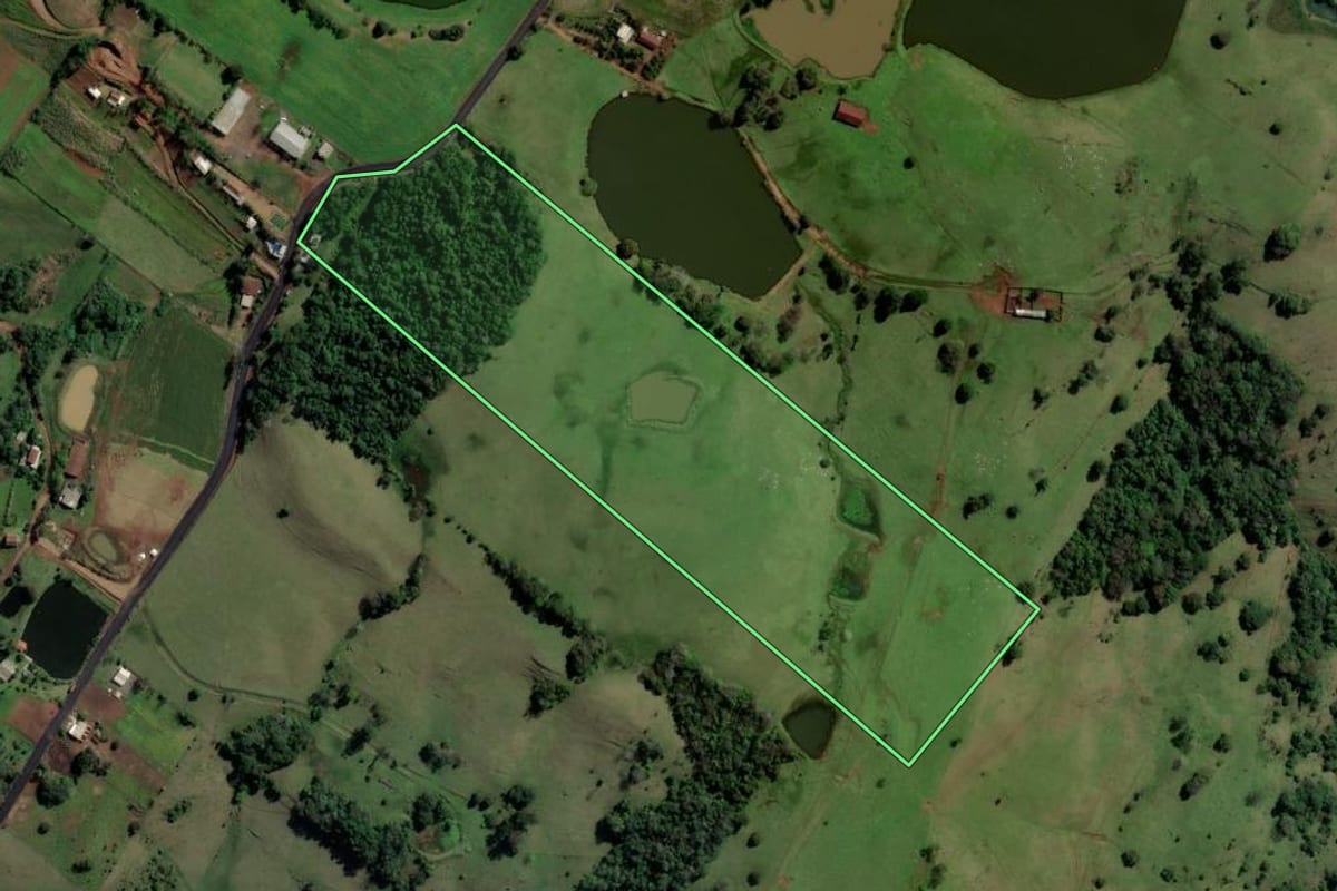 Imagem de satélite do imóvel rural em Águas de Chapecó (SC), com o contorno declarado no CAR desenhado por cima.