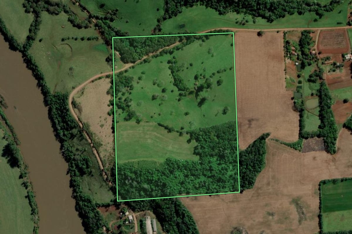 Imagem de satélite do imóvel rural em Águas de Chapecó (SC), com o contorno declarado no CAR desenhado por cima.