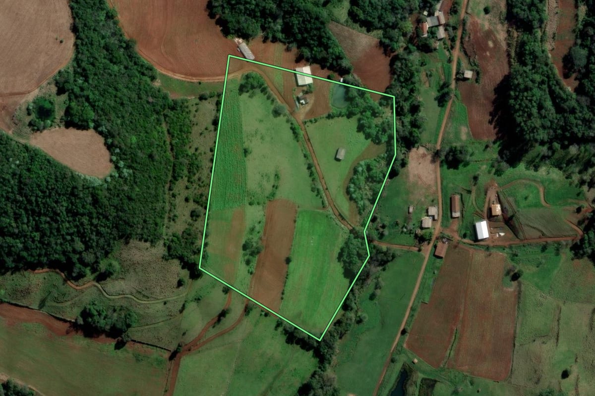 Imagem de satélite do imóvel rural em Águas de Chapecó (SC), com o contorno declarado no CAR desenhado por cima.