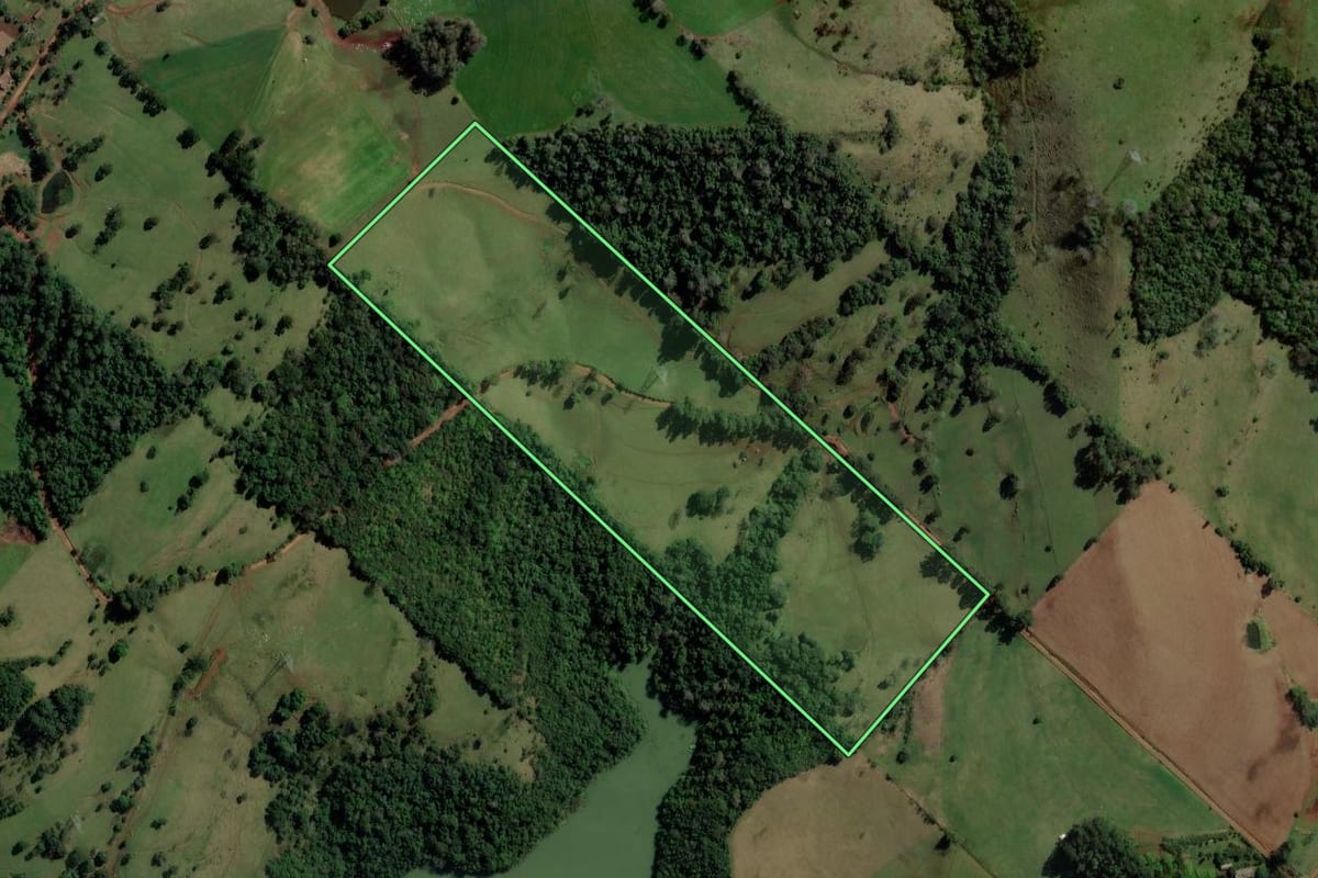 Imagem de satélite do imóvel rural em Águas de Chapecó (SC), com o contorno declarado no CAR desenhado por cima.