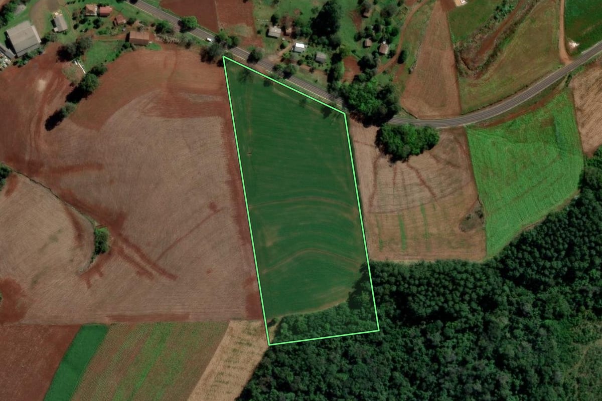 Imagem de satélite do imóvel rural em Águas de Chapecó (SC), com o contorno declarado no CAR desenhado por cima.