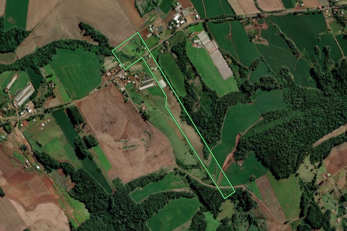 Imagem de satélite do imóvel rural em Águas de Chapecó (SC), com o contorno declarado no CAR desenhado por cima.