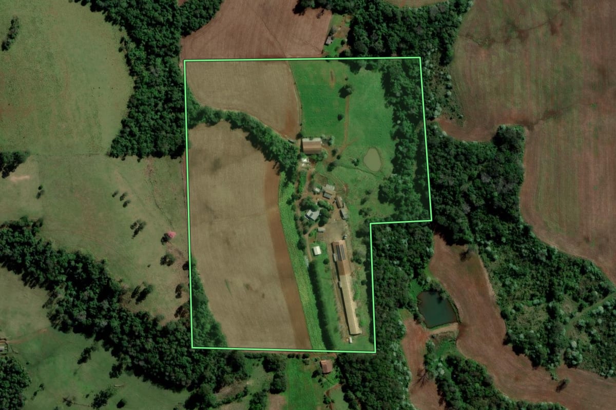 Imagem de satélite do imóvel rural em Águas de Chapecó (SC), com o contorno declarado no CAR desenhado por cima.