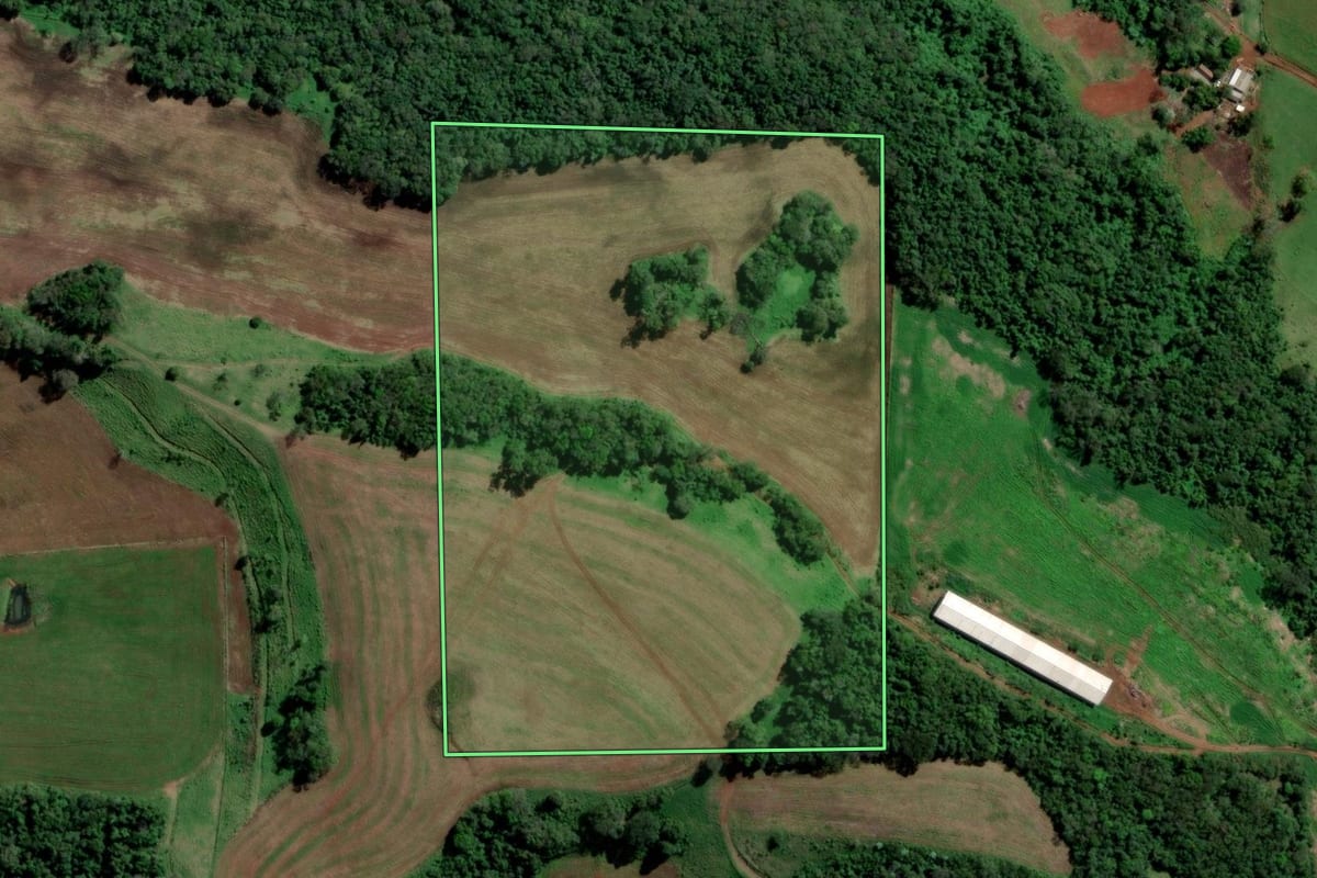 Imagem de satélite do imóvel rural em Águas de Chapecó (SC), com o contorno declarado no CAR desenhado por cima.