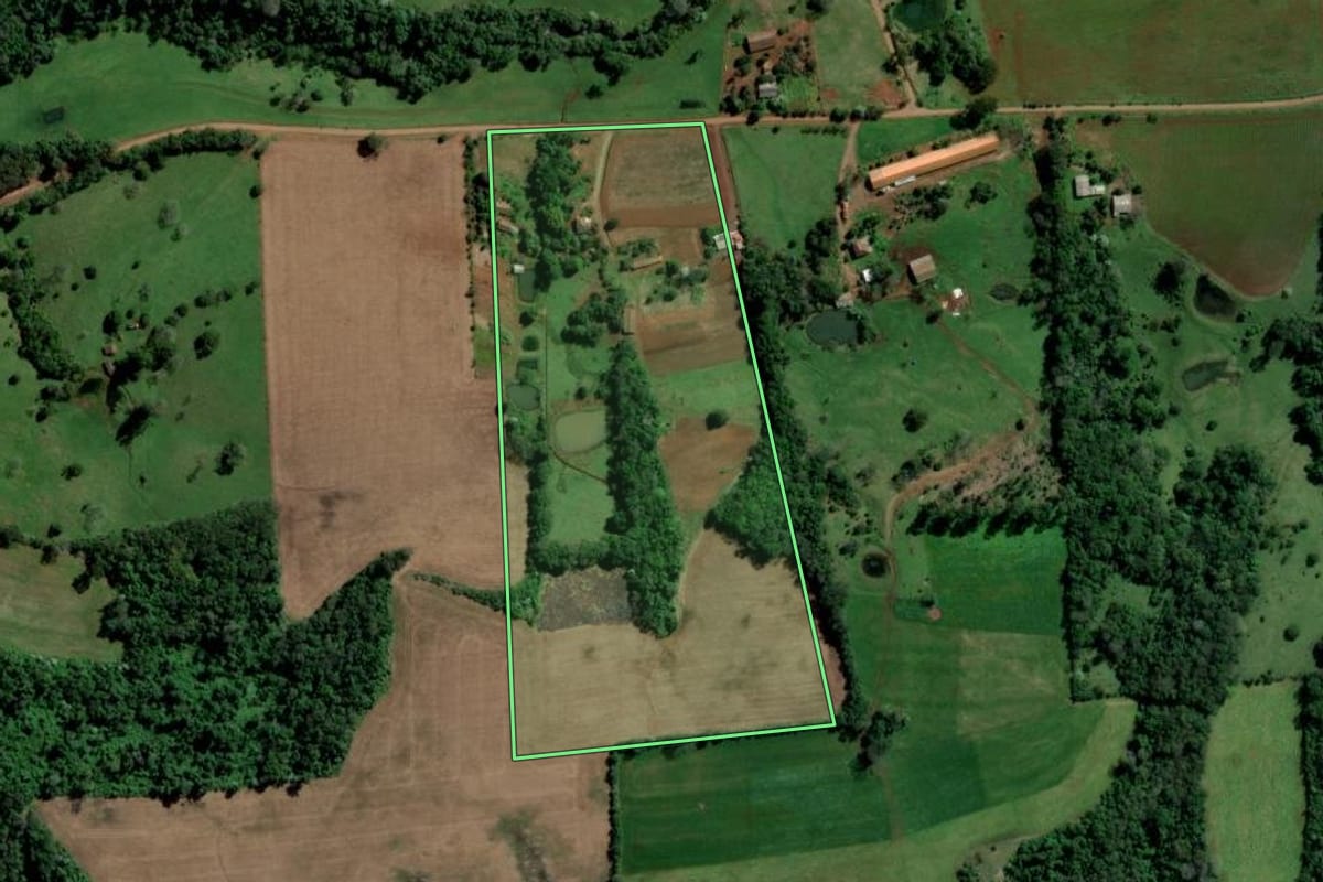 Imagem de satélite do imóvel rural em Águas de Chapecó (SC), com o contorno declarado no CAR desenhado por cima.