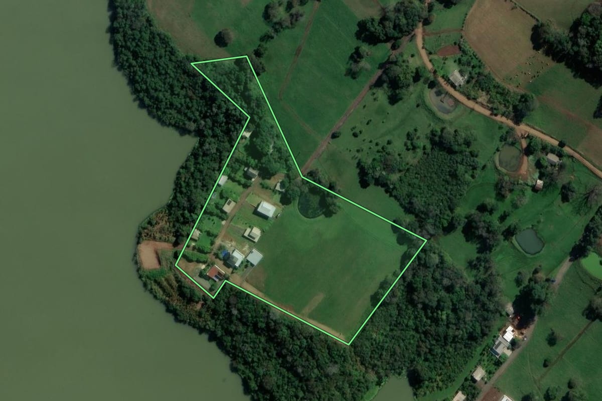 Imagem de satélite do imóvel rural em Águas de Chapecó (SC), com o contorno declarado no CAR desenhado por cima.