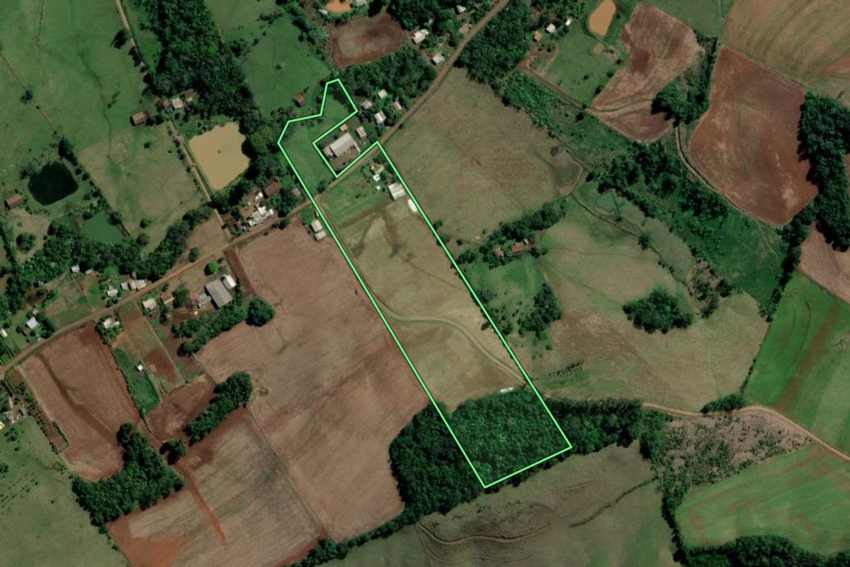 Imagem de satélite do imóvel rural em Águas de Chapecó (SC), com o contorno declarado no CAR desenhado por cima.