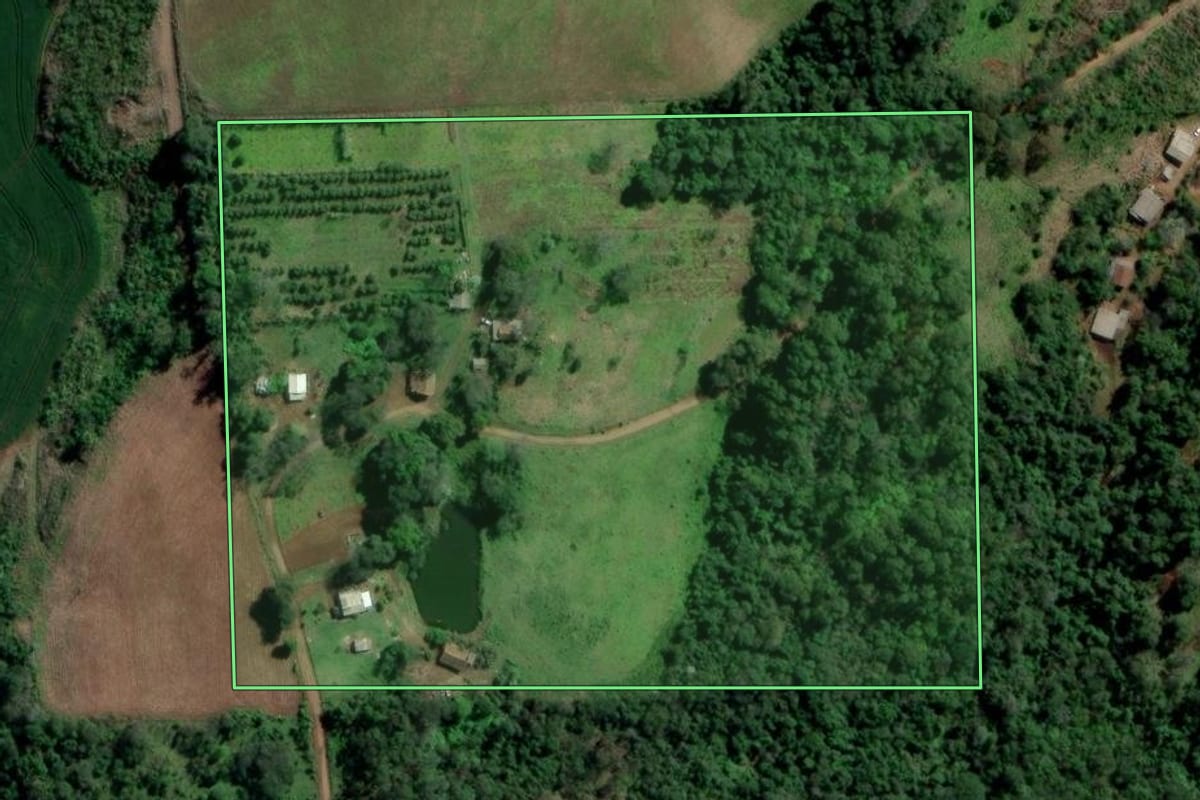 Imagem de satélite do imóvel rural em Águas de Chapecó (SC), com o contorno declarado no CAR desenhado por cima.