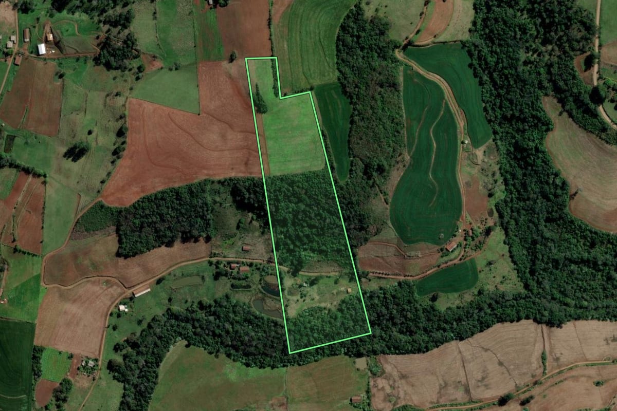 Imagem de satélite do imóvel rural em Águas de Chapecó (SC), com o contorno declarado no CAR desenhado por cima.