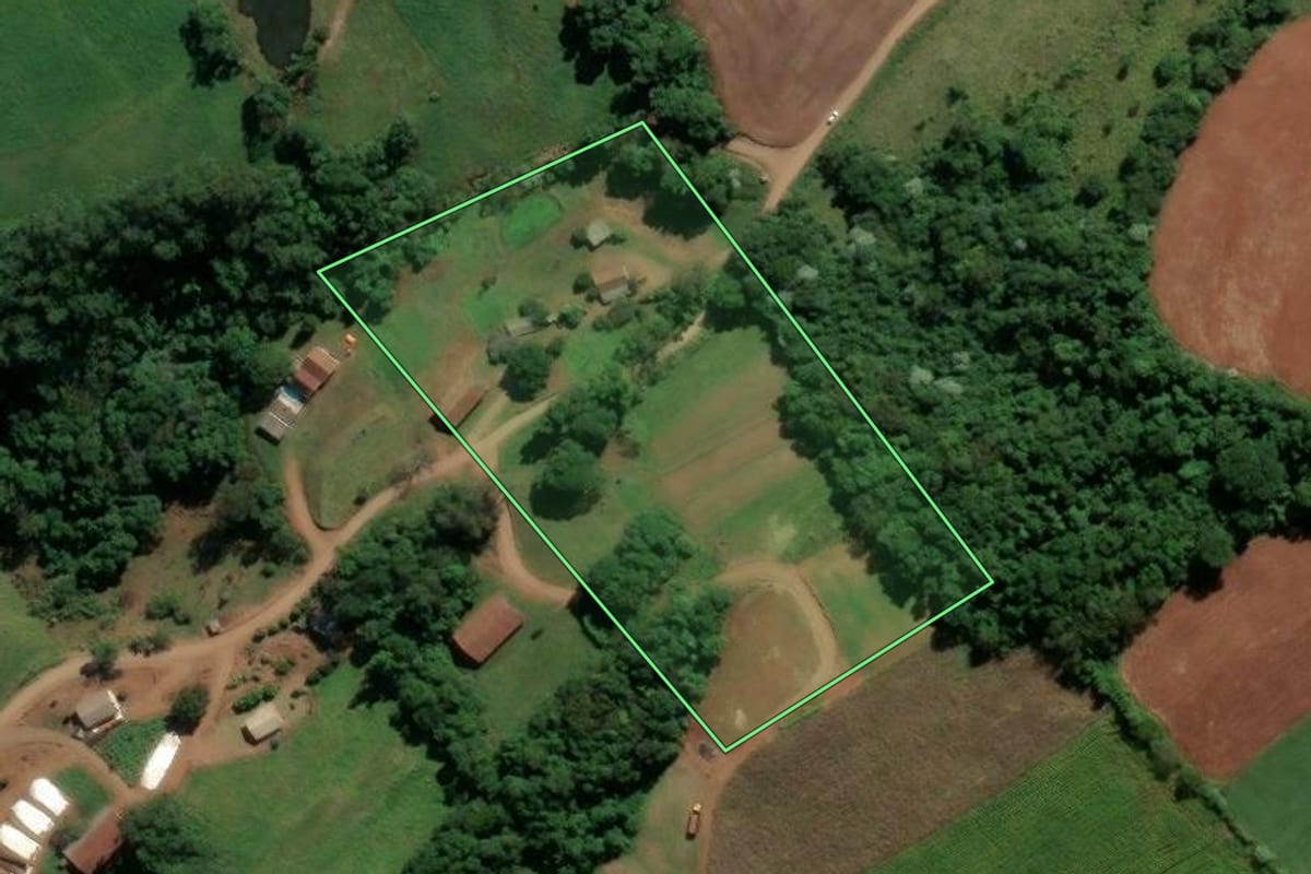 Imagem de satélite do imóvel rural em Águas Frias (SC), com o contorno declarado no CAR desenhado por cima.