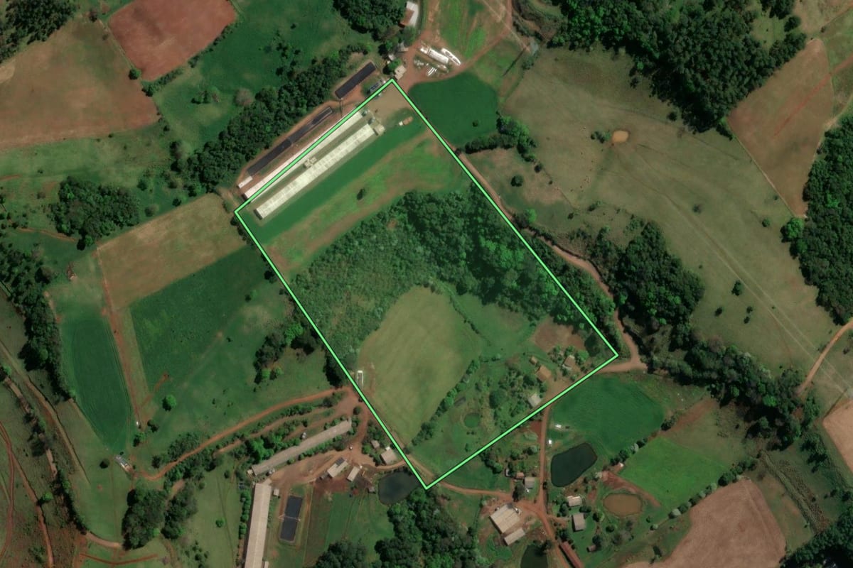 Imagem de satélite do imóvel rural em Águas Frias (SC), com o contorno declarado no CAR desenhado por cima.