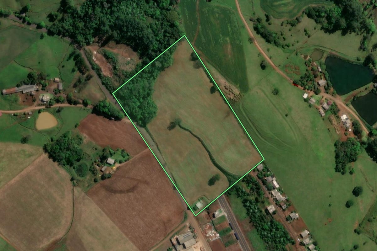 Imagem de satélite do imóvel rural em Águas Frias (SC), com o contorno declarado no CAR desenhado por cima.