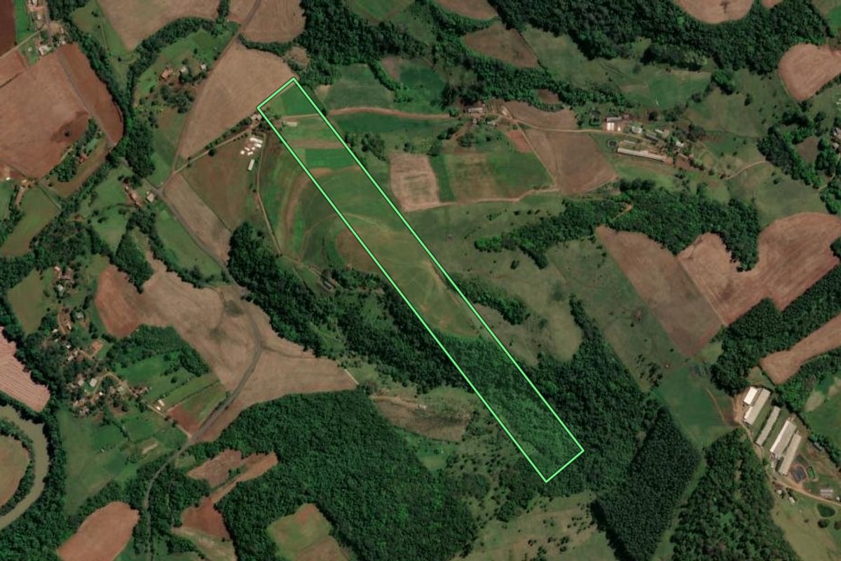 Imagem de satélite do imóvel rural em Águas Frias (SC), com o contorno declarado no CAR desenhado por cima.