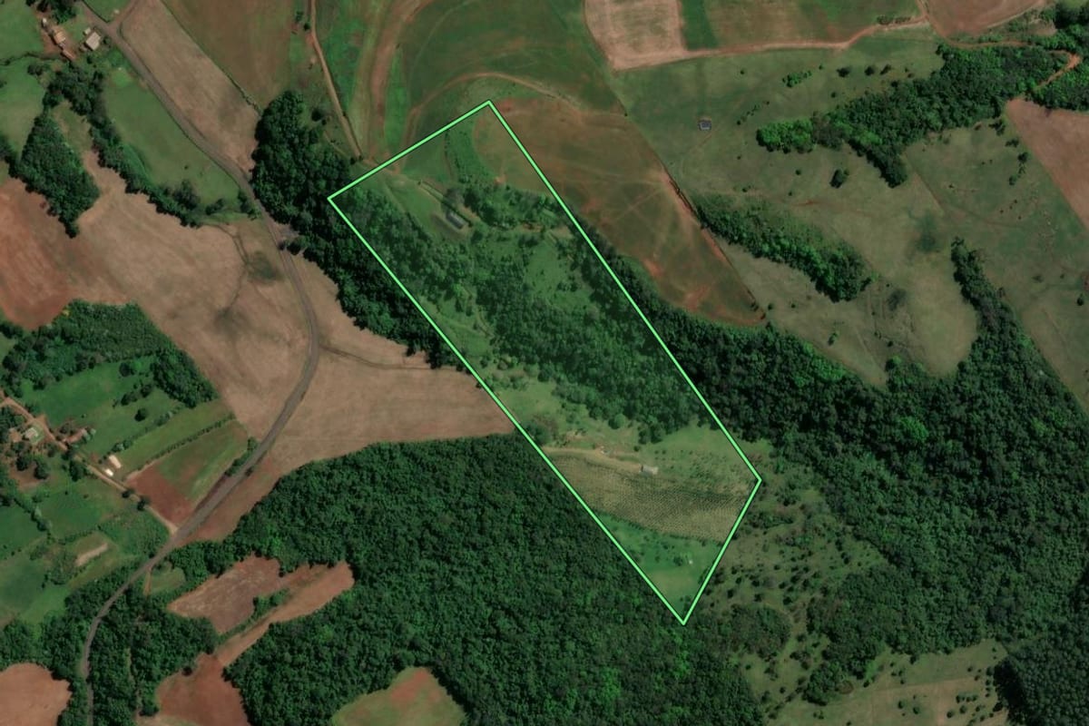 Imagem de satélite do imóvel rural em Águas Frias (SC), com o contorno declarado no CAR desenhado por cima.