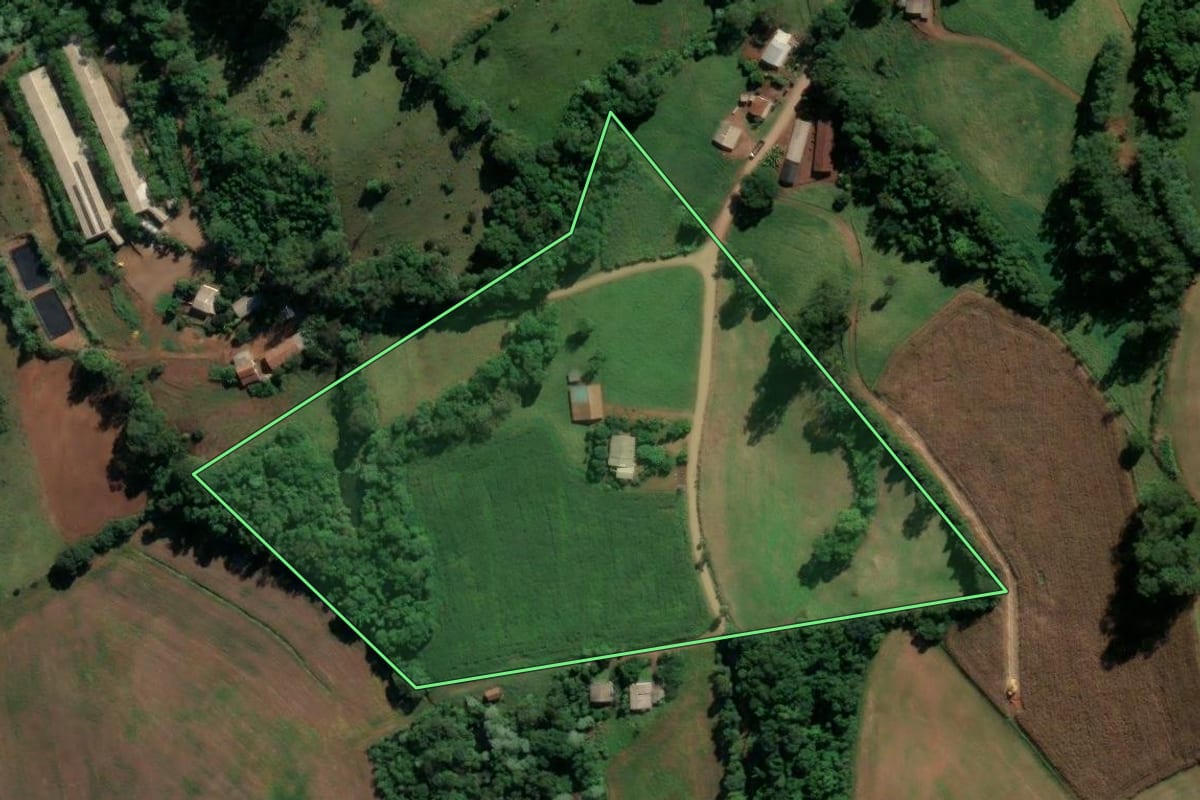 Imagem de satélite do imóvel rural em Águas Frias (SC), com o contorno declarado no CAR desenhado por cima.