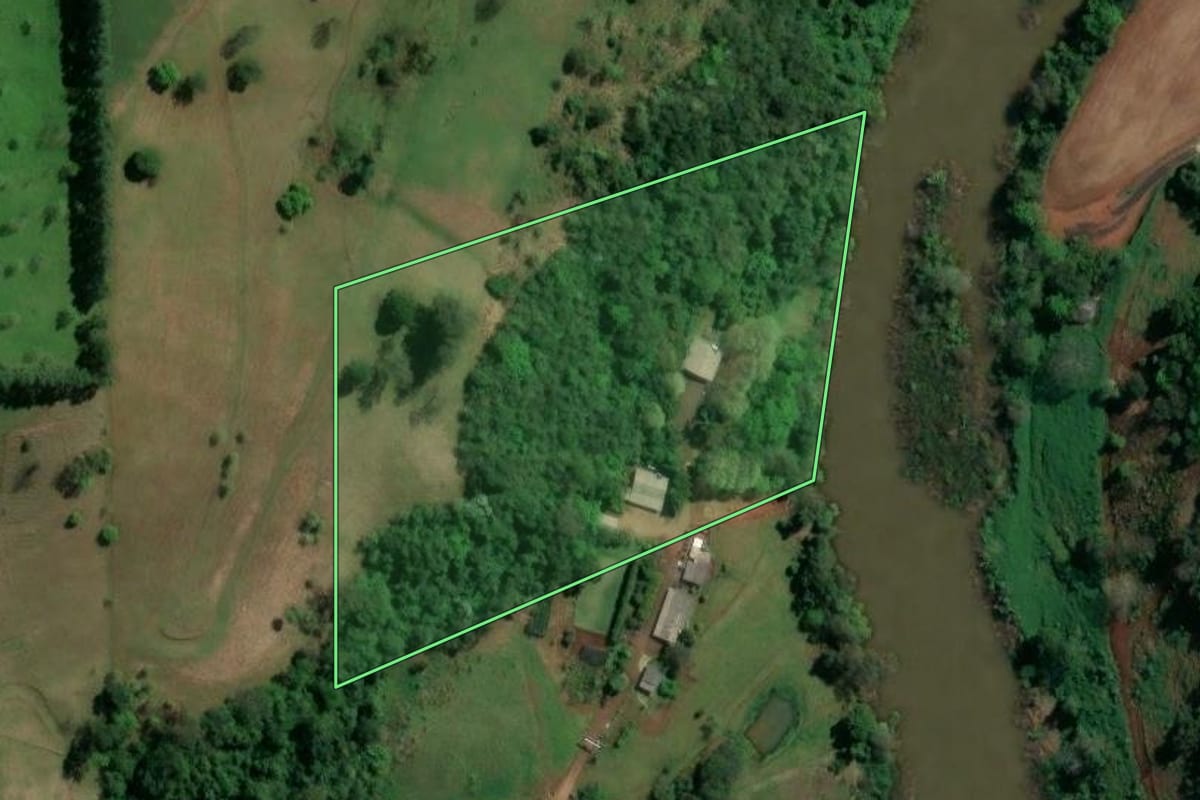 Imagem de satélite do imóvel rural em Águas Frias (SC), com o contorno declarado no CAR desenhado por cima.