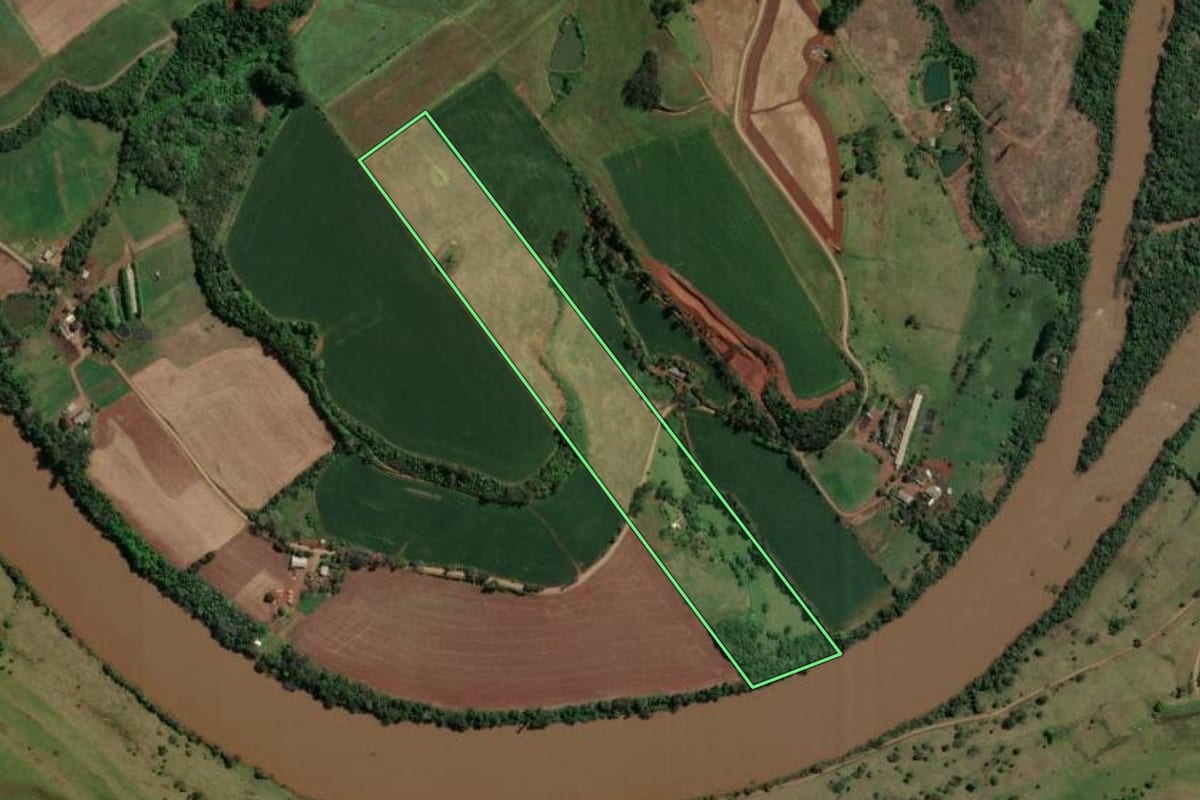 Imagem de satélite do imóvel rural em Águas Frias (SC), com o contorno declarado no CAR desenhado por cima.