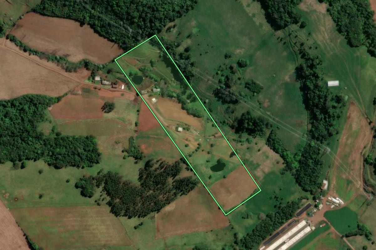 Imagem de satélite do imóvel rural em Águas Frias (SC), com o contorno declarado no CAR desenhado por cima.