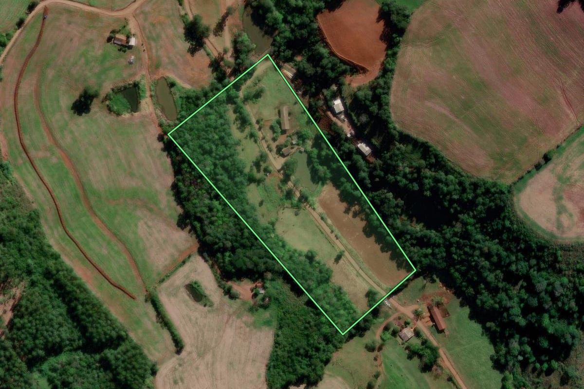 Imagem de satélite do imóvel rural em Águas Frias (SC), com o contorno declarado no CAR desenhado por cima.
