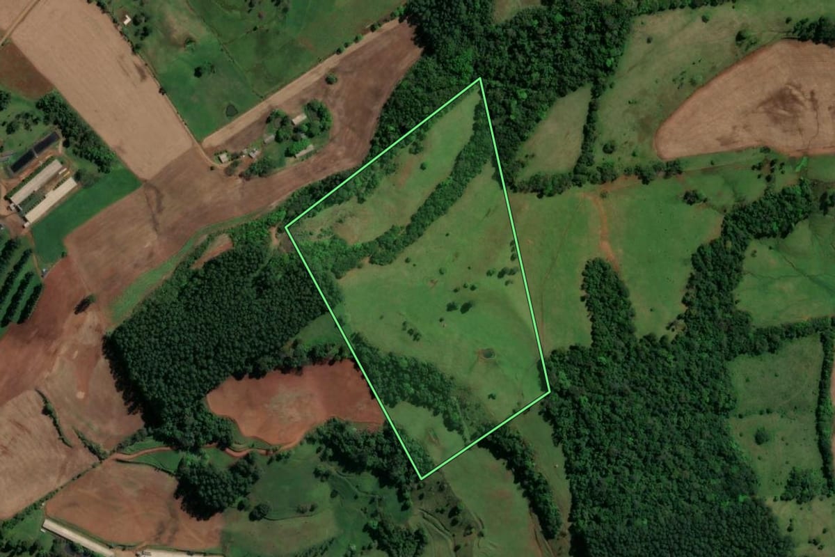 Imagem de satélite do imóvel rural em Águas Frias (SC), com o contorno declarado no CAR desenhado por cima.