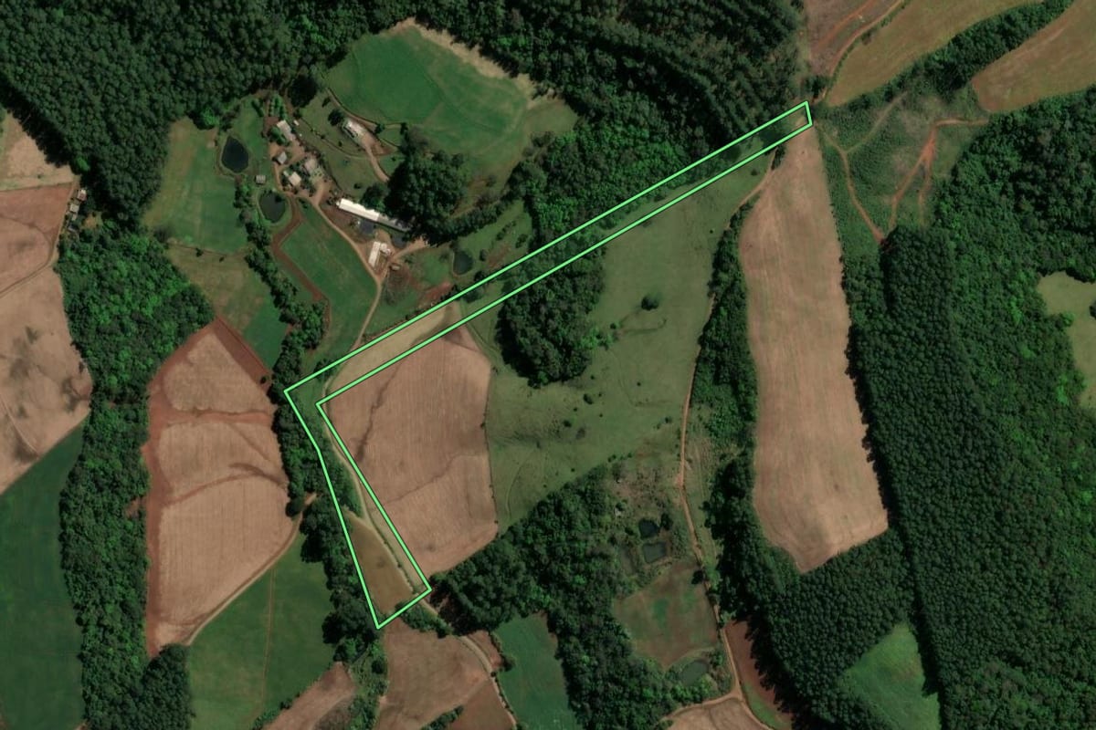 Imagem de satélite do imóvel rural em Águas Frias (SC), com o contorno declarado no CAR desenhado por cima.