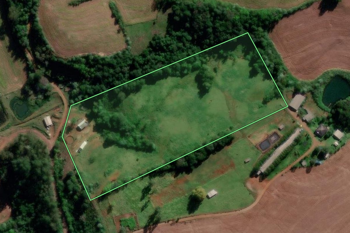 Imagem de satélite do imóvel rural em Águas Frias (SC), com o contorno declarado no CAR desenhado por cima.