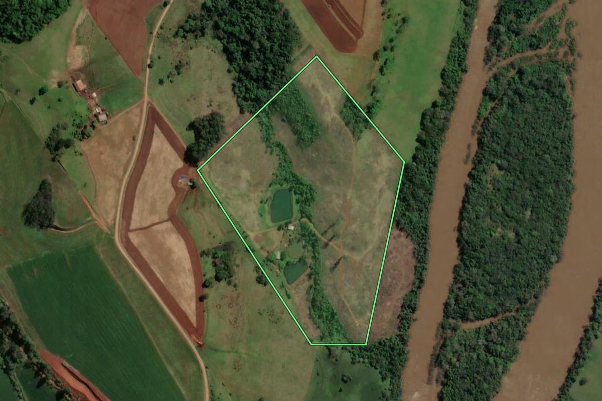 Imagem de satélite do imóvel rural em Águas Frias (SC), com o contorno declarado no CAR desenhado por cima.