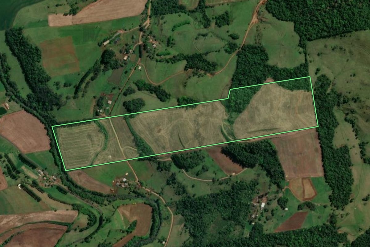 Imagem de satélite do imóvel rural em Águas Frias (SC), com o contorno declarado no CAR desenhado por cima.