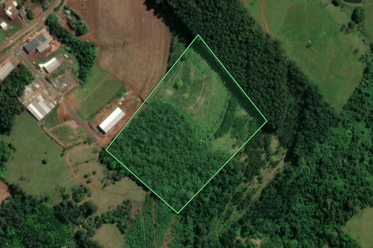 Imagem de satélite do imóvel rural em Águas Frias (SC), com o contorno declarado no CAR desenhado por cima.