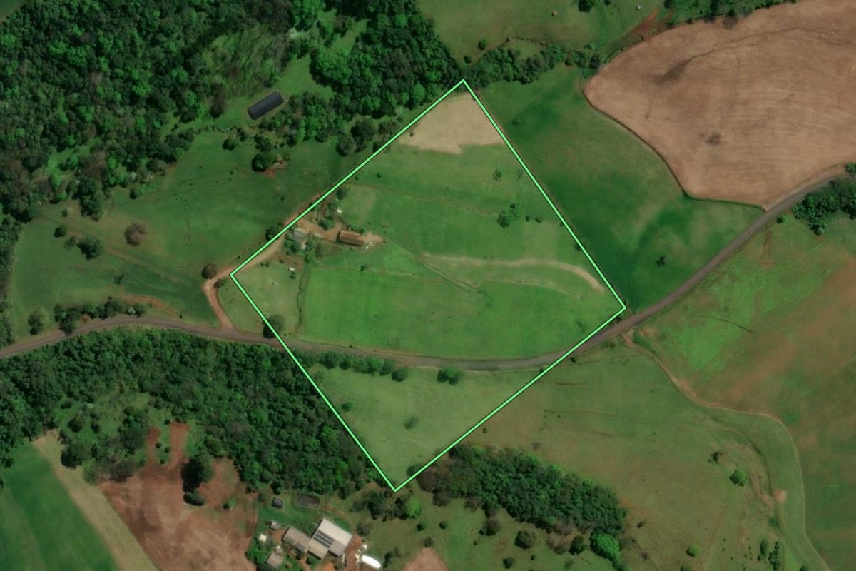 Imagem de satélite do imóvel rural em Águas Frias (SC), com o contorno declarado no CAR desenhado por cima.