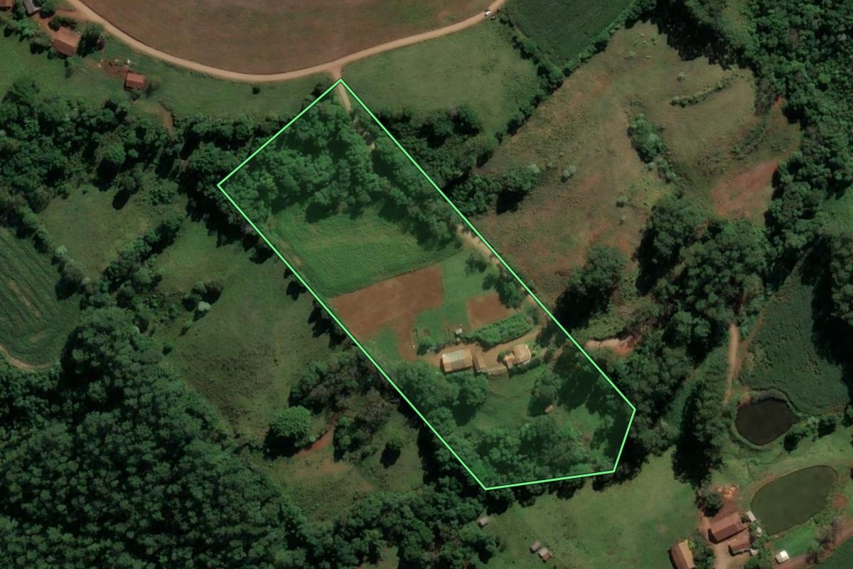 Imagem de satélite do imóvel rural em Águas Frias (SC), com o contorno declarado no CAR desenhado por cima.
