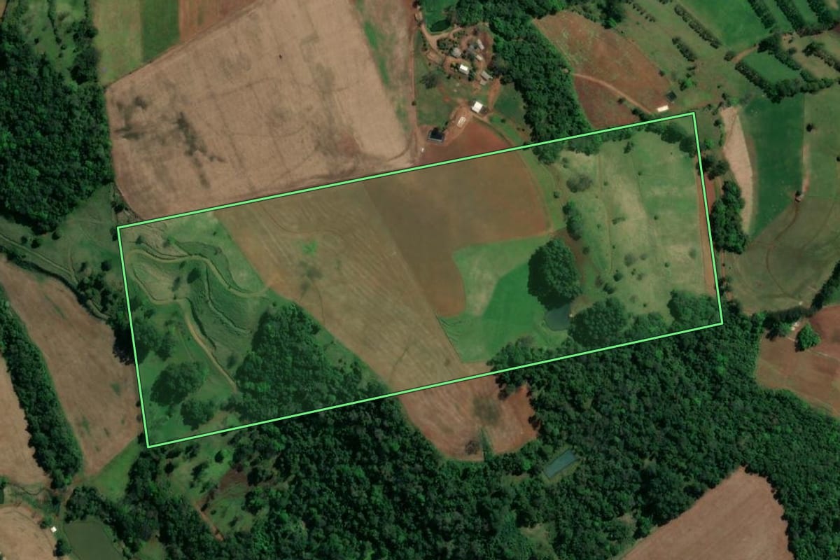 Imagem de satélite do imóvel rural em Águas Frias (SC), com o contorno declarado no CAR desenhado por cima.