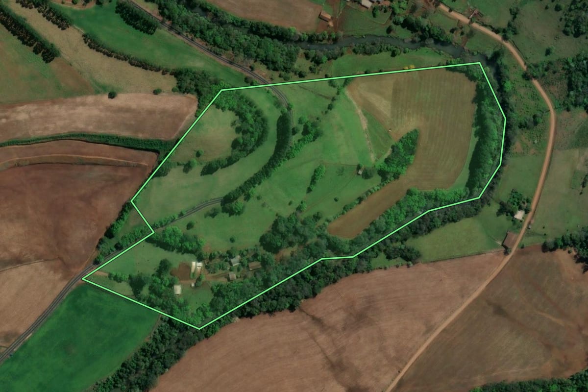 Imagem de satélite do imóvel rural em Águas Frias (SC), com o contorno declarado no CAR desenhado por cima.