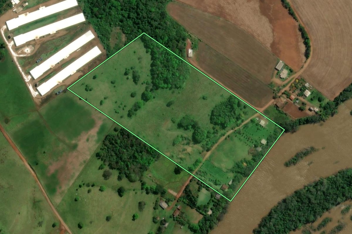 Imagem de satélite do imóvel rural em Águas Frias (SC), com o contorno declarado no CAR desenhado por cima.